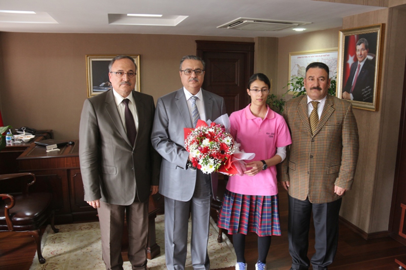 Şırnak Valisi başarılı öğrencileri ödüllendirdi Şırnak Valisi başarılı öğrencileri ödüllendirdi